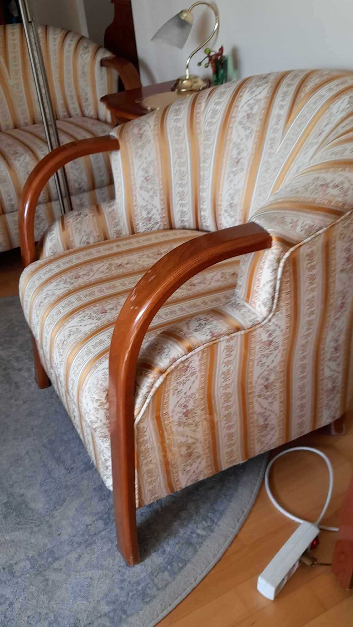 Sofa i fotel, stylizowane, używane, w bardzo dobrym stanie.