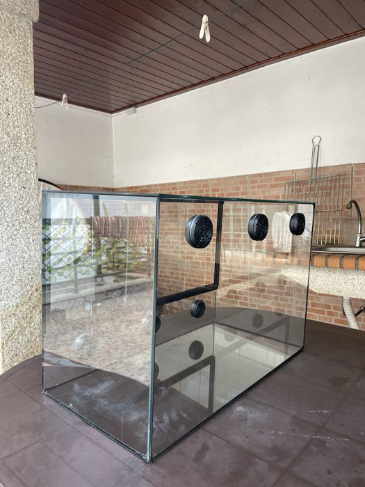 terrario com 50 cm de comprimento, 60 de altura e 30 de largura