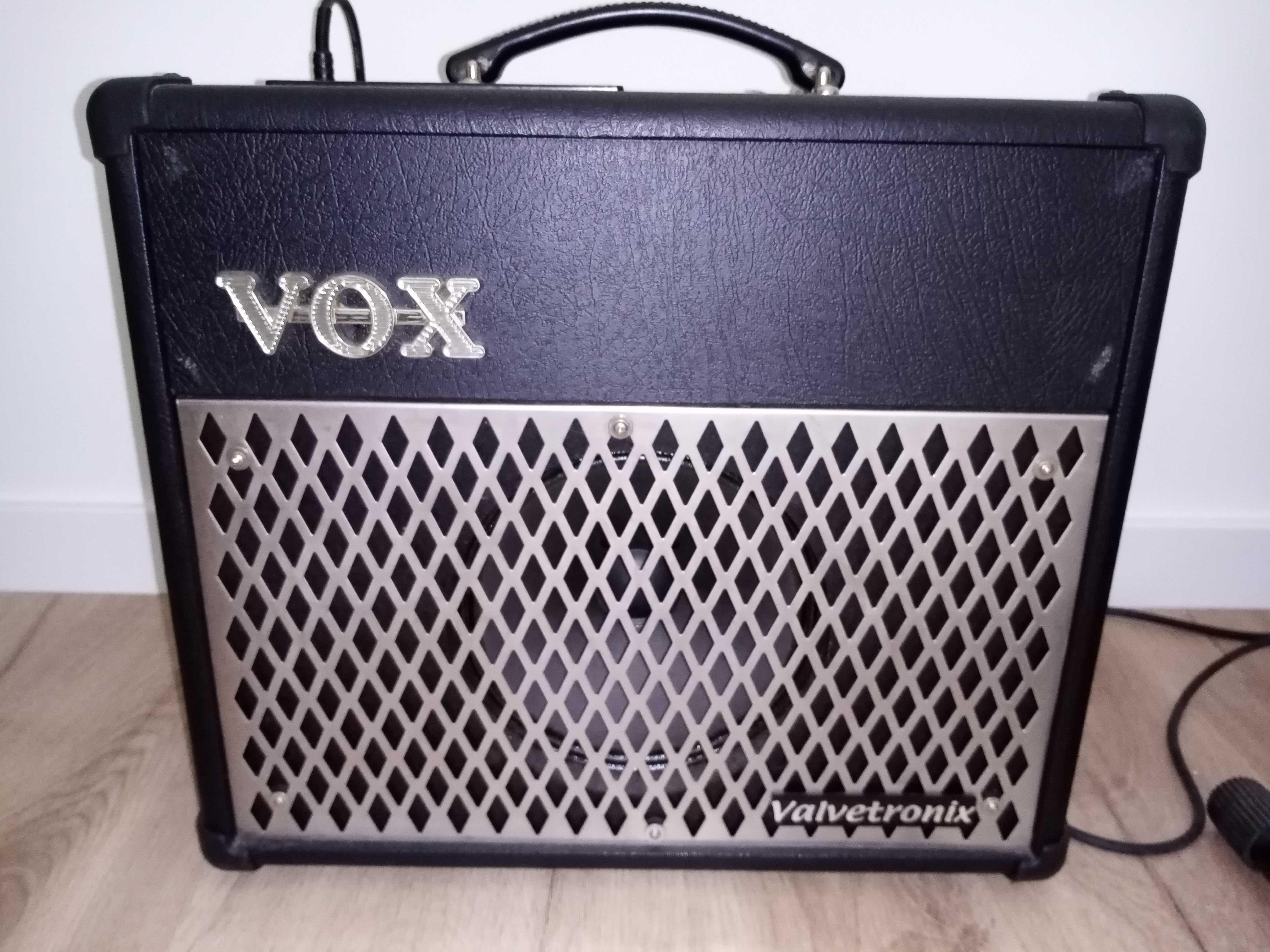 Guitarra Vintage V100 Tobacco Sunburst + Amp Vox Valvetronix V15