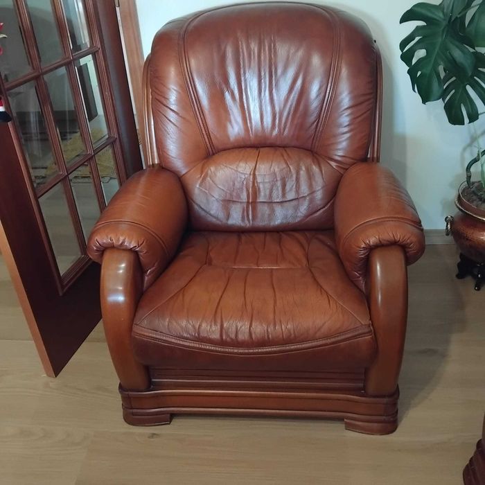 Sofá couro com madeira cerejeira (Conjunto)