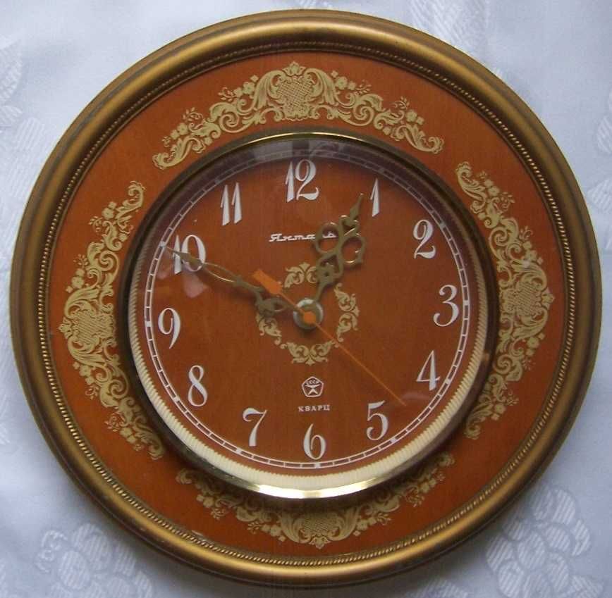 Stary radziecki zegar kwarcowy - drewno