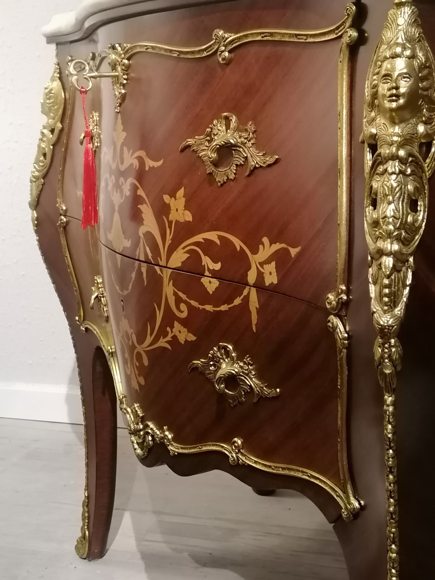 Clássica e Antiga Cómoda, estilo Luís XV.  Mármore, ferragens douradas