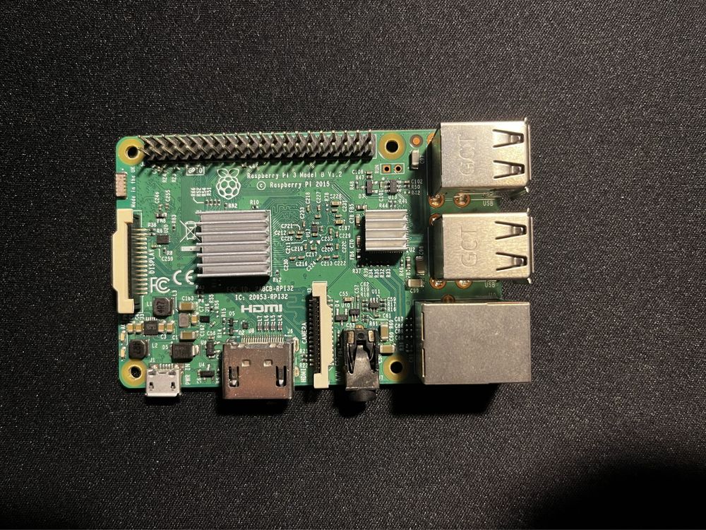 Raspberry Pi 3 Model B v1.2 + karta 32G + heatsink + stojak