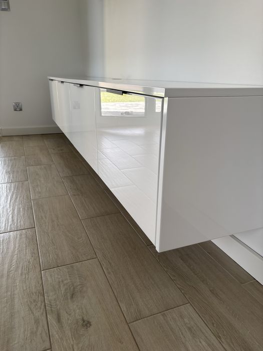 Szafka wisząca RTV lakierowana biała