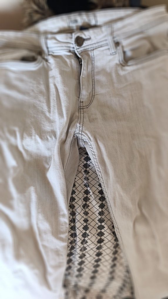 Białe spodnie skinny jeans