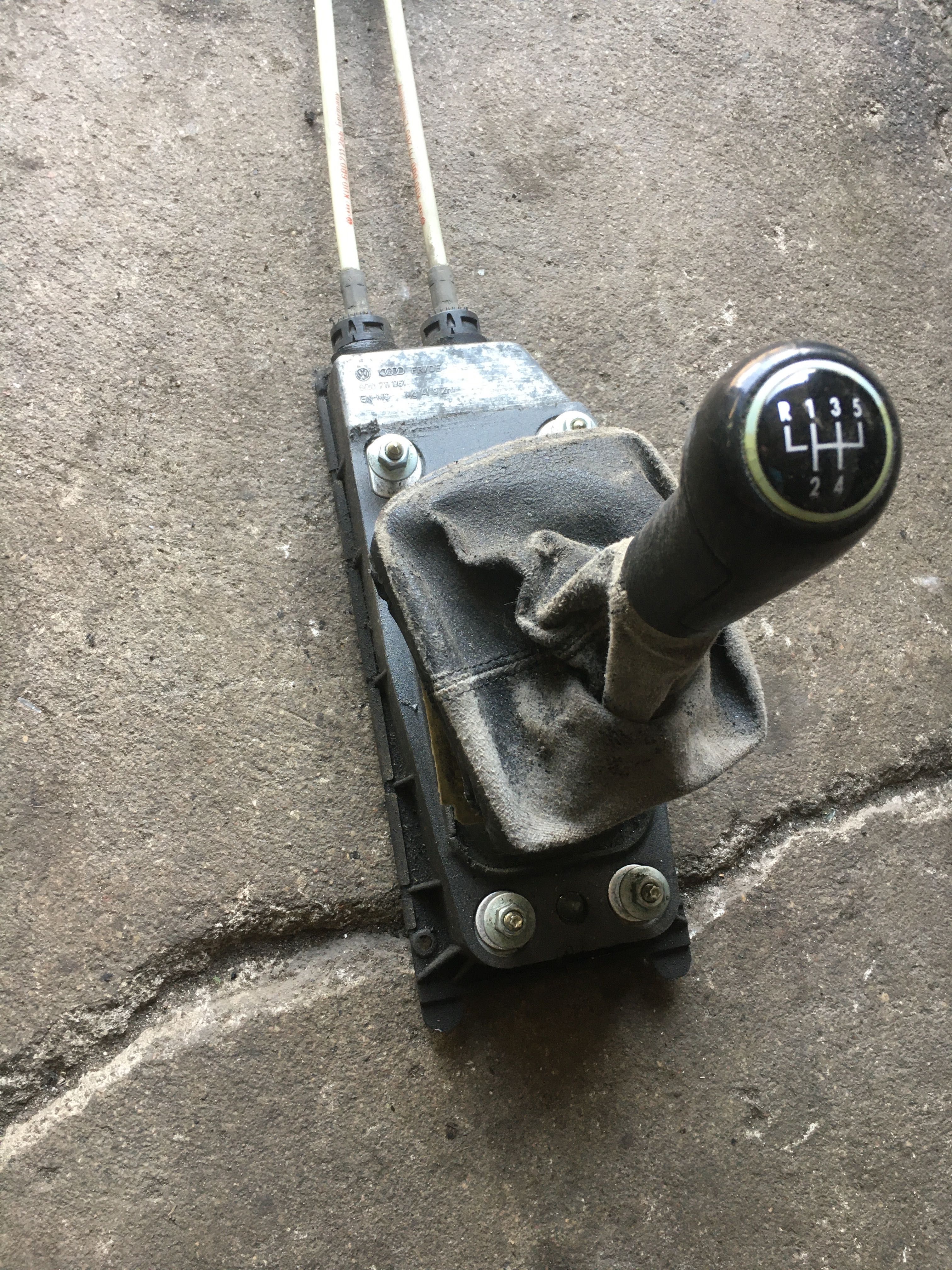 VW Polo IV 9N - wybierak skrzyni biegów