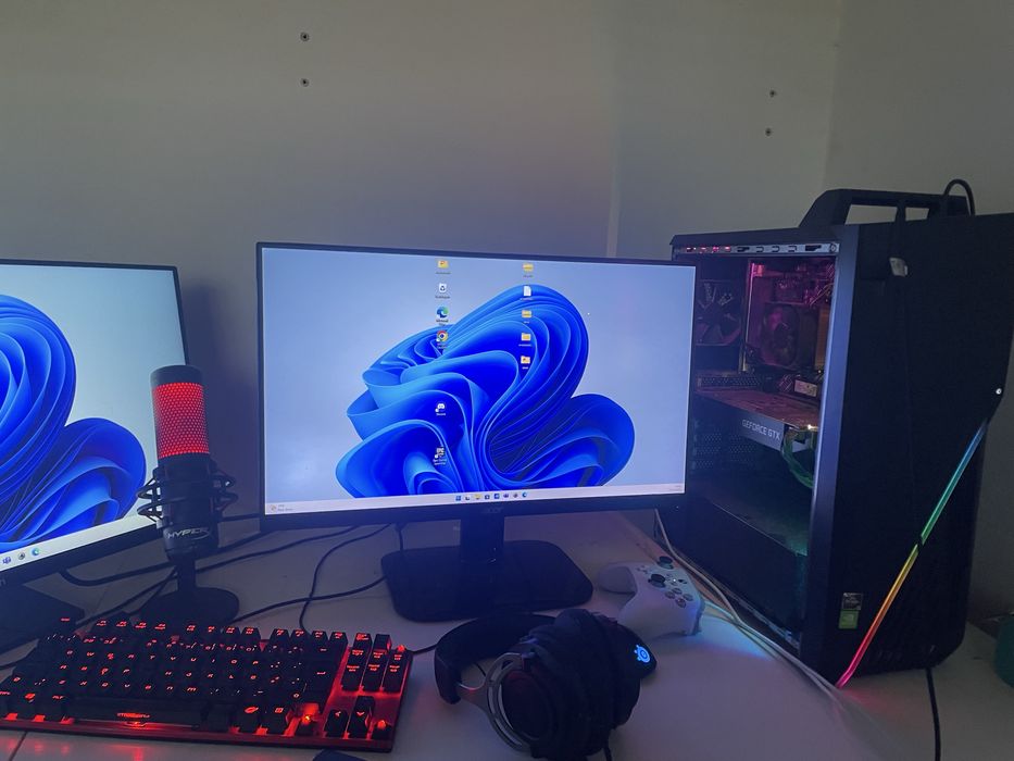 Vendo Pc com 2 monitores, micro e teclado e rato