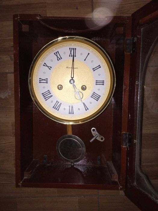 Годинники настінні, механічні з боєм.