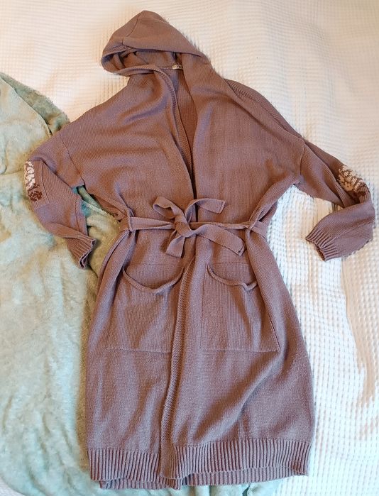 Długi sweter z kapturem z wełną