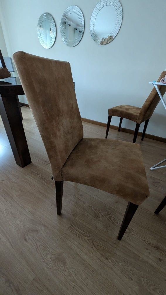 Mesa e cadeiras de jantar