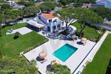 Moradia rústica renovada na periferia de Vale do Lobo