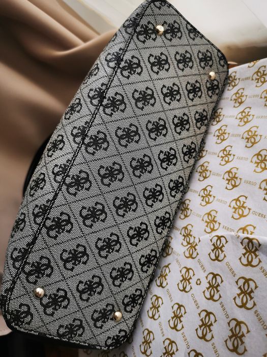 Сумка Guess в новому стані