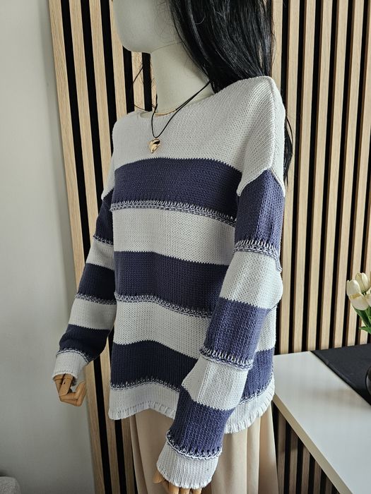 Sweter luźny  biało-granatowy klasyczny kapsułowy swobodny zimowy  Pau