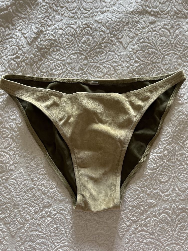 Cueca de bikini com textura “pele de pêssego”