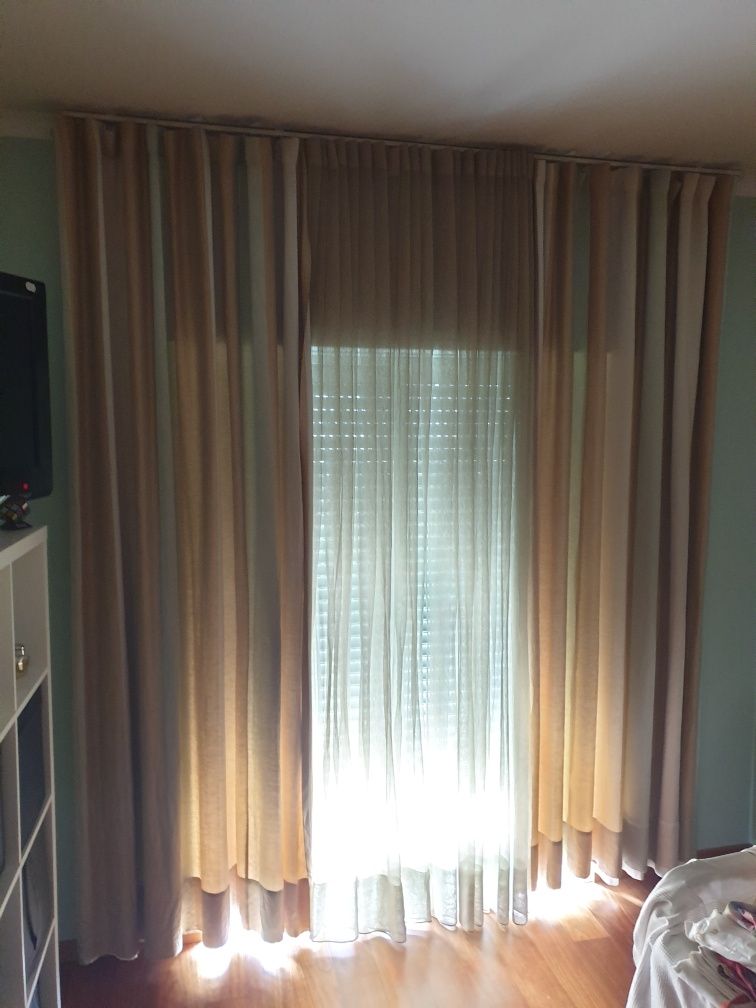 Cortinado grande acetinado para quarto ou sala