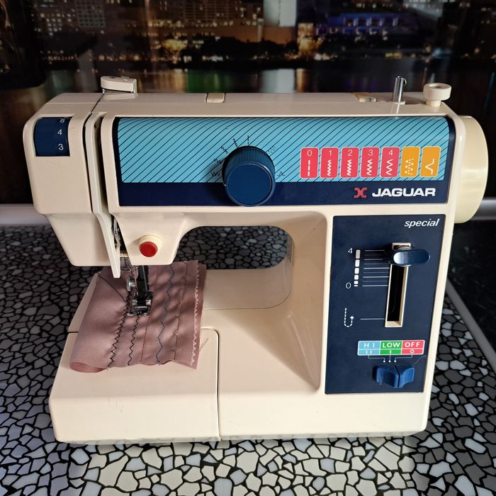 Продам  японську  швейну машинку  MINI  Jaguar