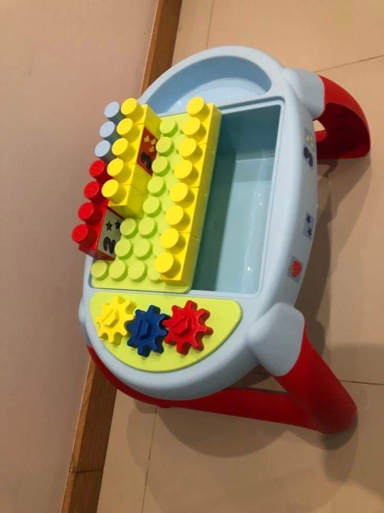 Mesa com legos e roldanas