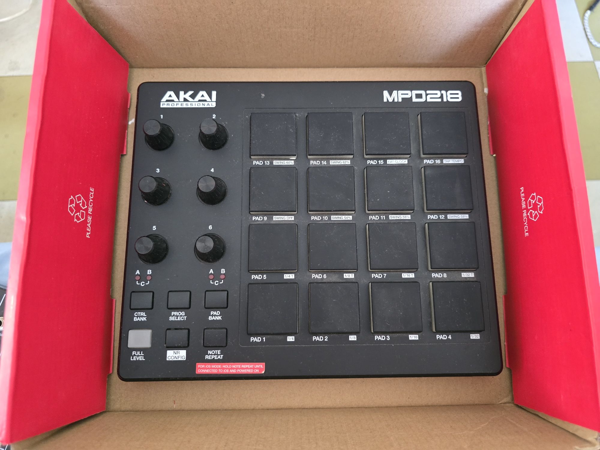 Akai Professional MPD218 controlador MIDI-USB com pads.