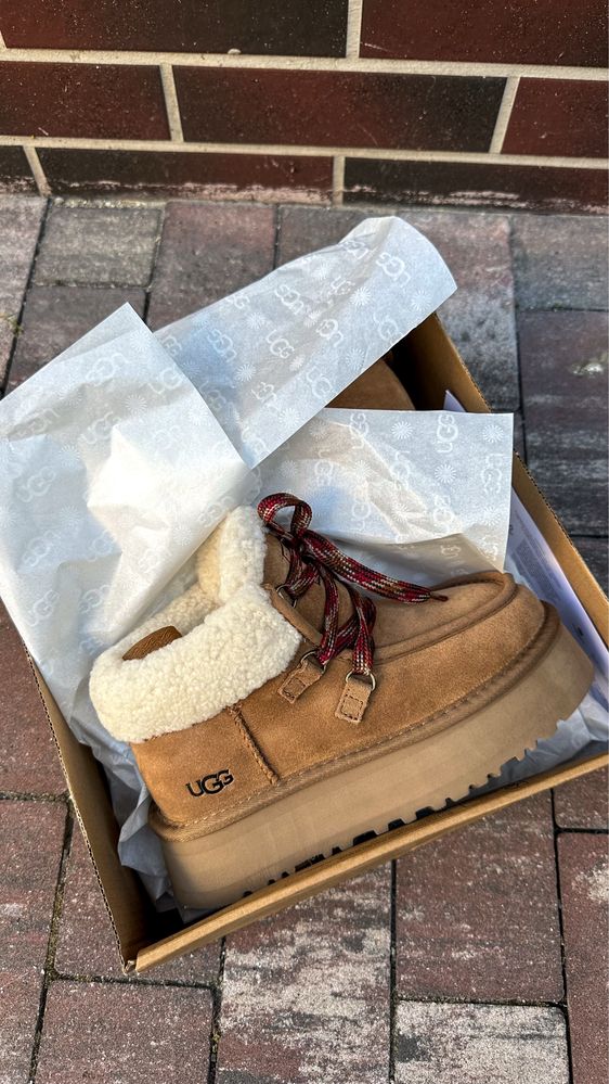Ugg на платформі зі шнуровкою