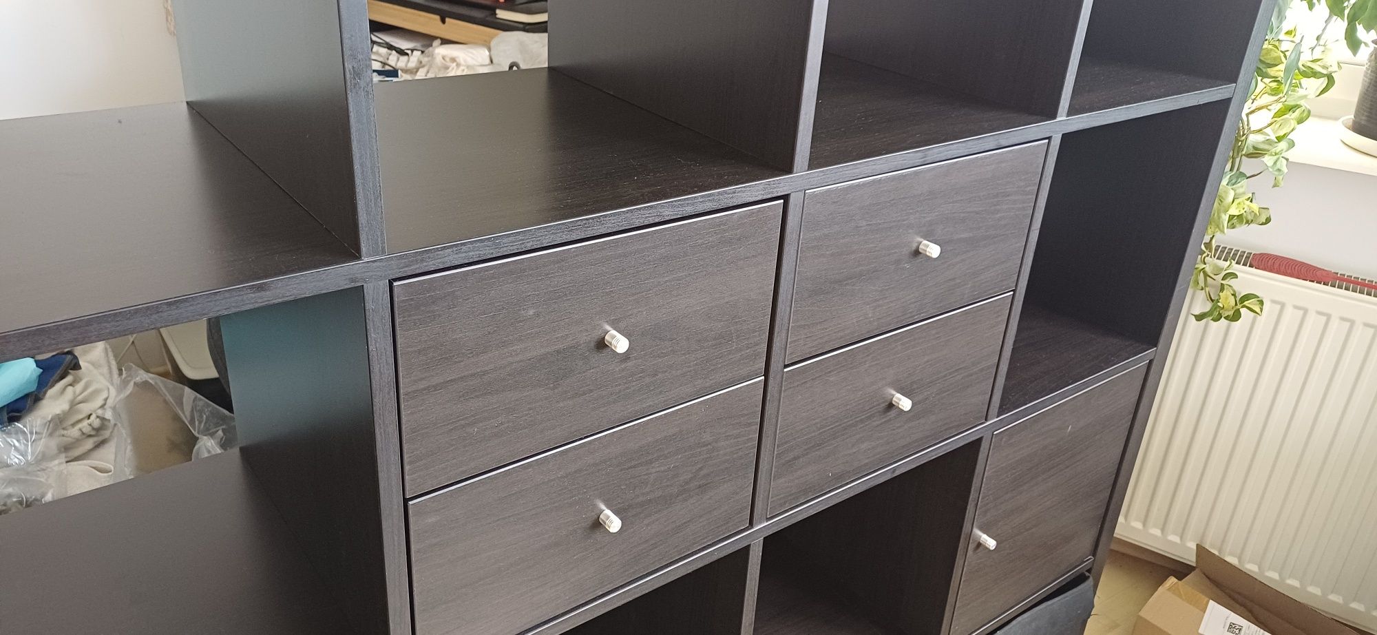 Duży regał KALLAX IKEA z szufladami czarnobrąz czarne pojemniki
