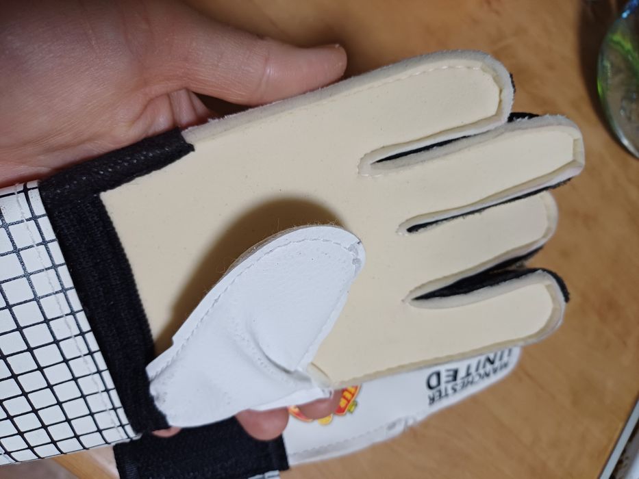 Футбольные перчатки Manchester United.  Детские футбольные перчатки.