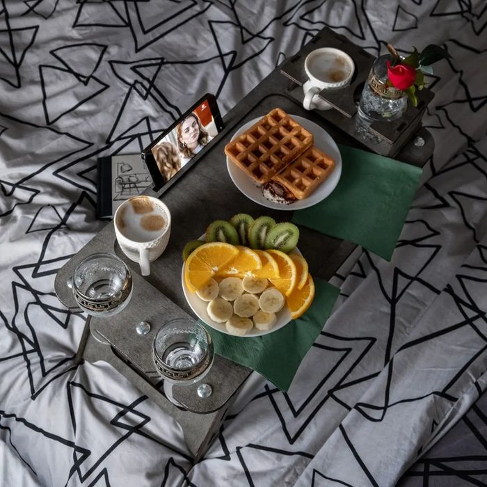 Столик для ліжка