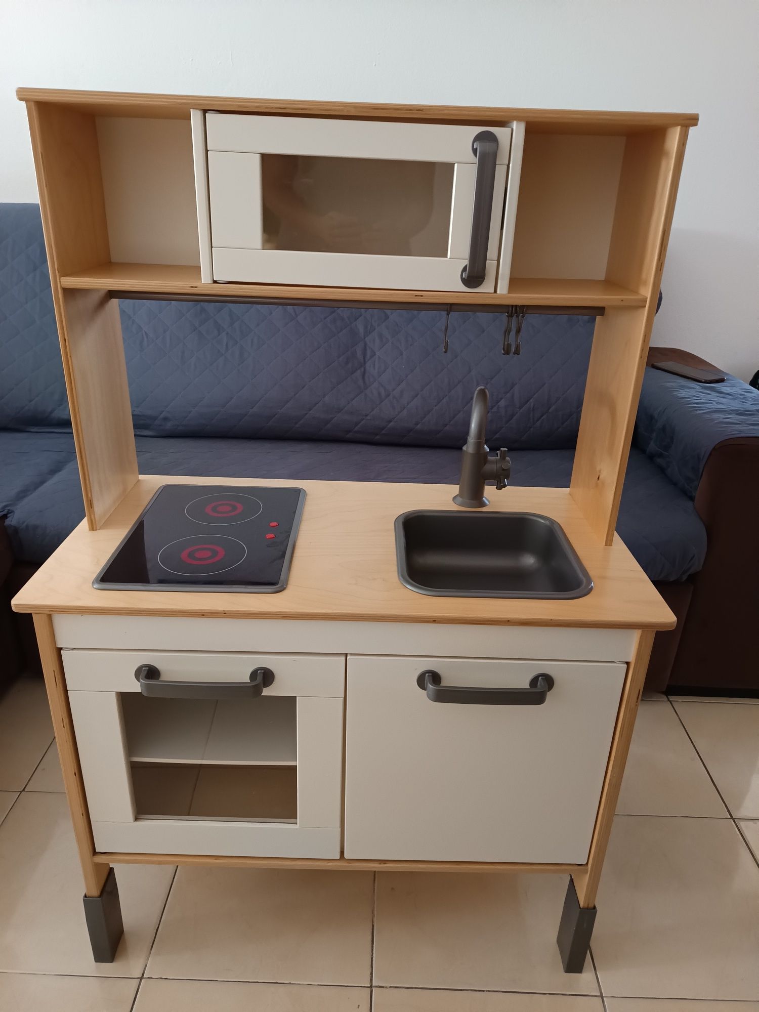 Cozinha de madeira com vários acessórios