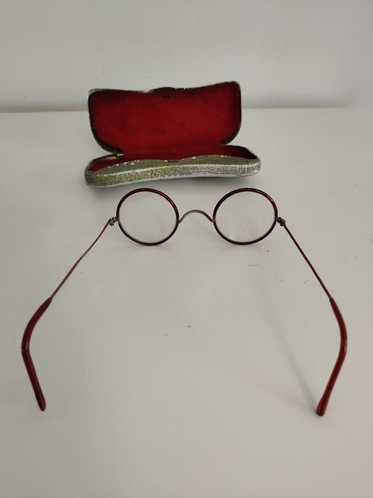 Stare okulary z etui