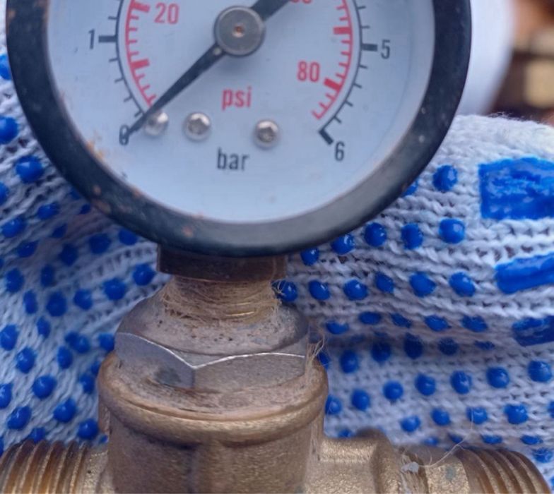 Продам манометр із фітингом для вимірювання тиску до 6 бар