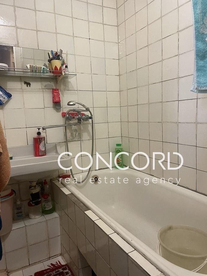 Оболонський просп., 10. Метро Оболонь