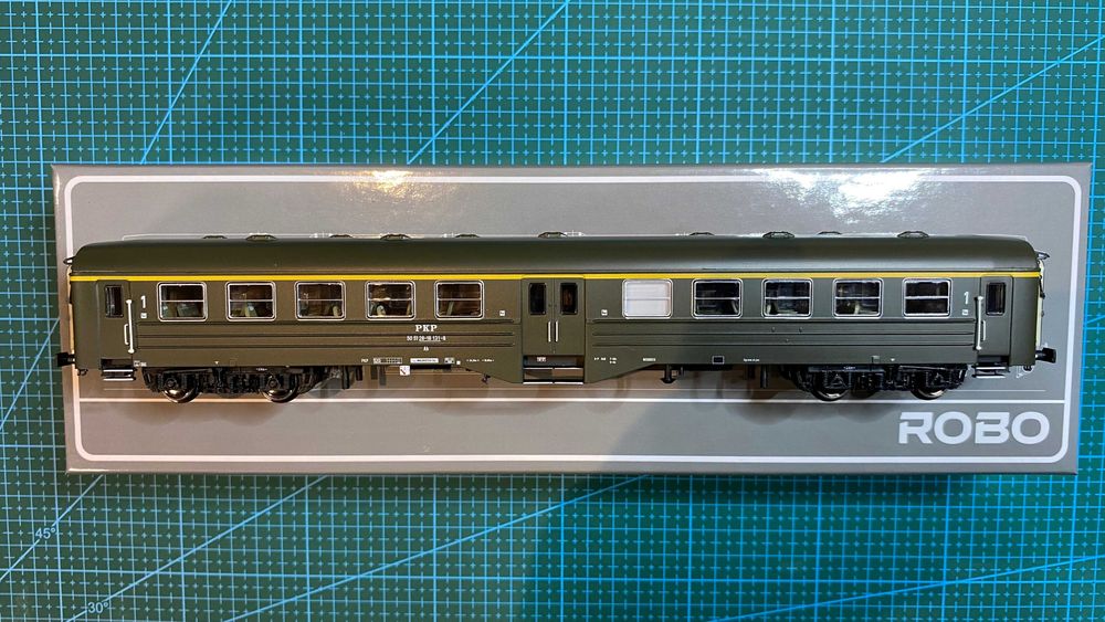 ROBO 351011 ryflak wagon osobowy z oświetleniem H0 Wałbrzych nie PIKO