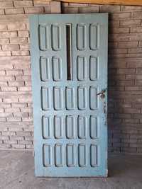 Stare ciężkie drewniane drzwi