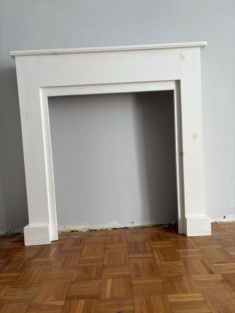 Portal kominkowy drewniany bialy