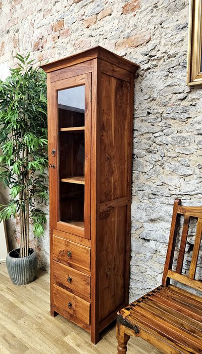 Piękna witryna słupek drewniana z szufladami – solidny mebel z charakt