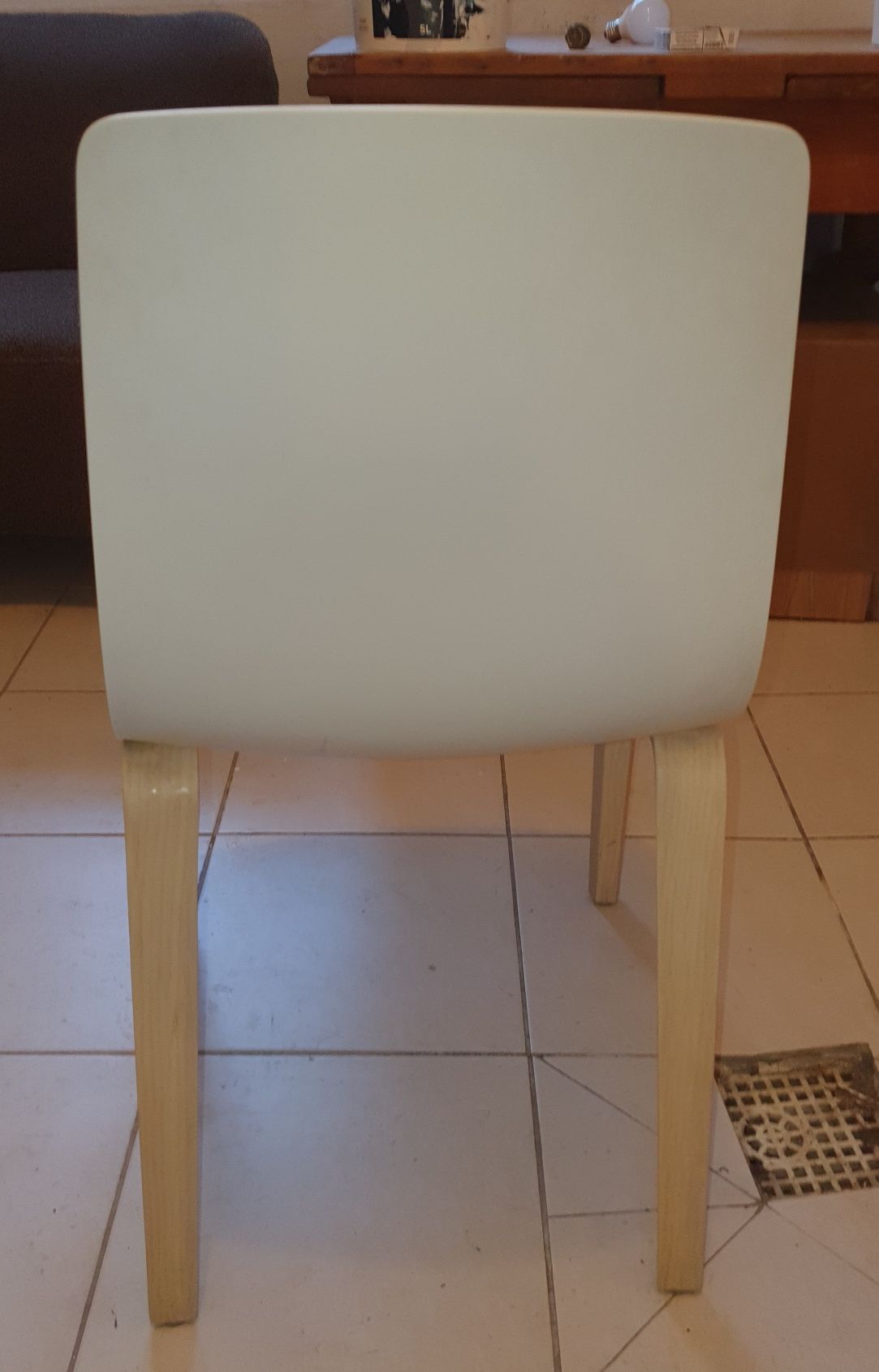 Designerskie krzesło polipropylenowe  Arper Aava z drewnianymi  nogam