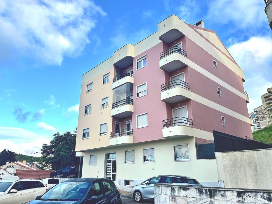 T2 Arruda dos Vinhos Remodelado c/ Box Fechada e Arrecadação Venda