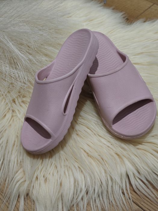 Klapki na basen dla dziewczynki pudrowy róż / Lila rozmiar 28