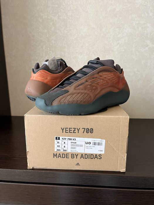 Кросівки Adidas Yeezy 700 V3 у кольорі Copper Fade.