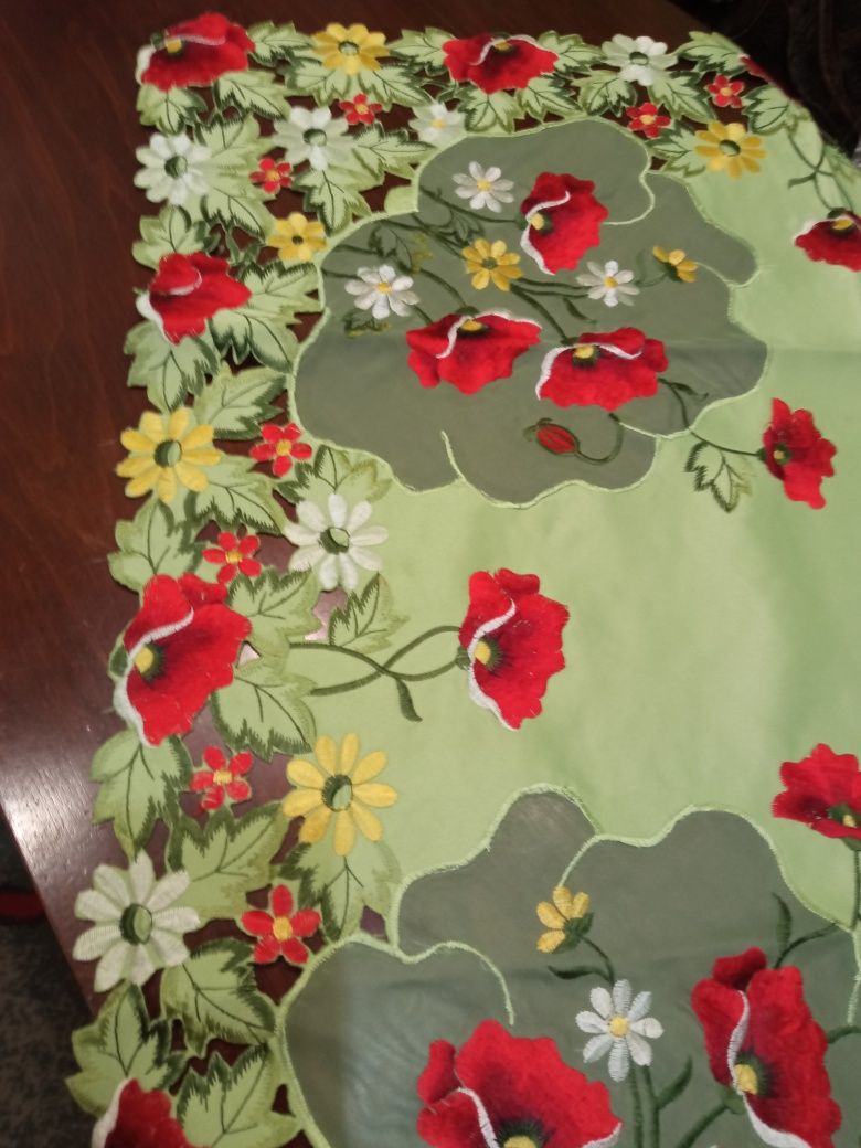 Obrus poliestrowy kwadratowy haftowany o boku 85 cm