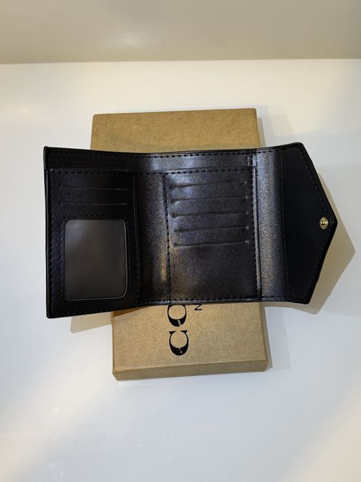 Carteira coach preta e cinza com logo em dourado