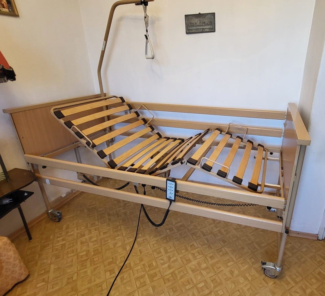 Łóżko rehabilitacyjne sterowane elektrycznie