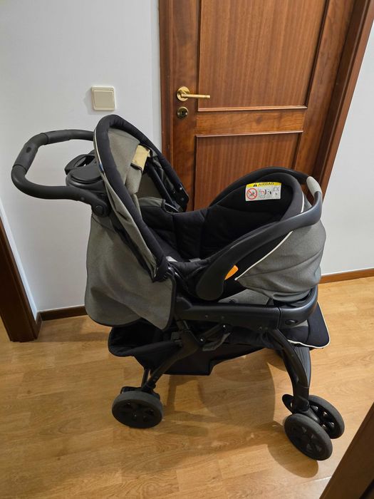 Carrinho de bebé Chicco 2 em 1 com acessórios