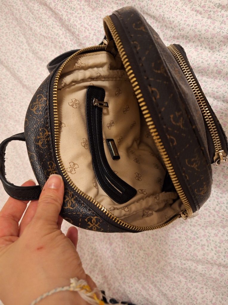 Mochila Guess
Modelo SG758632