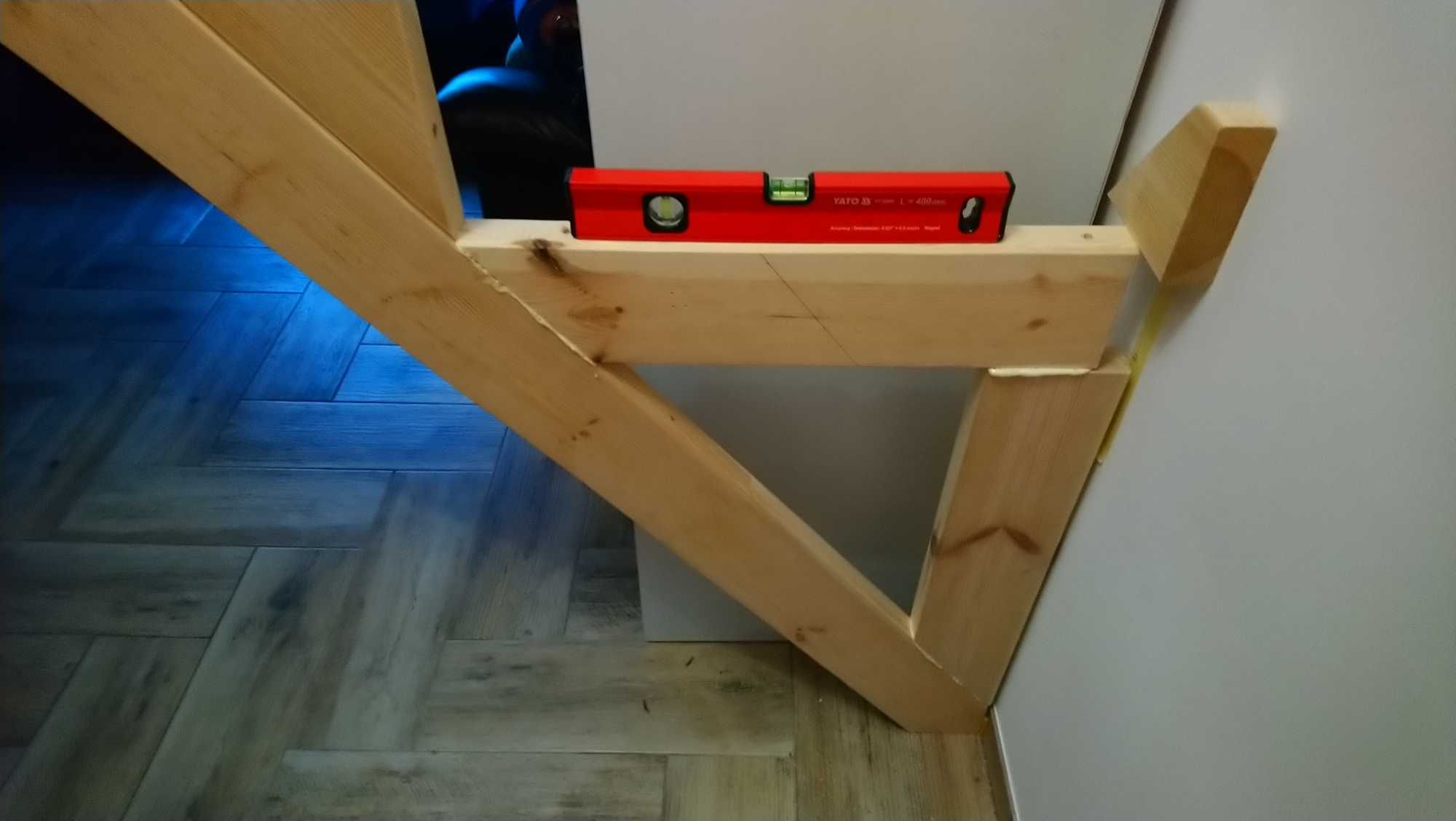 Schody drewniane dwubiegowe ze spocznikiem do domu letniskowego strych
