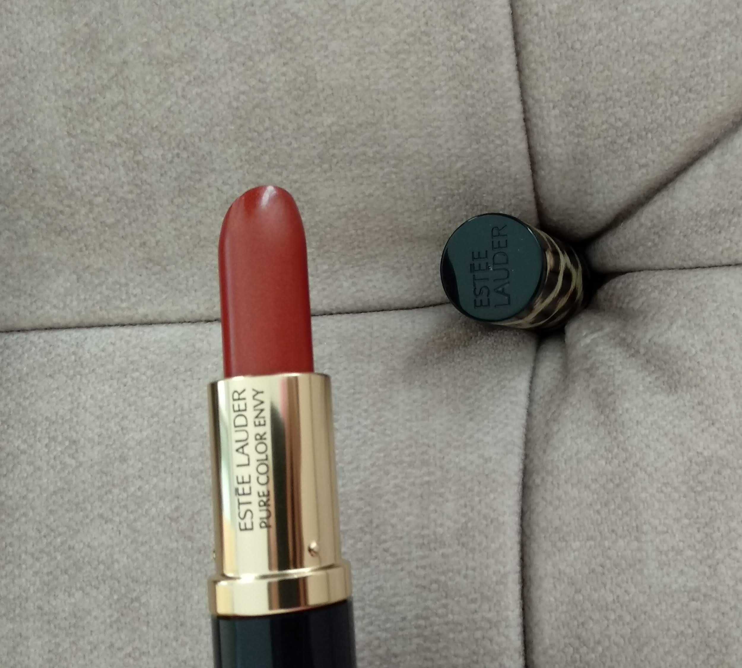 Помада estee lauder pure color envy hi-lustre light sculpting lipstick