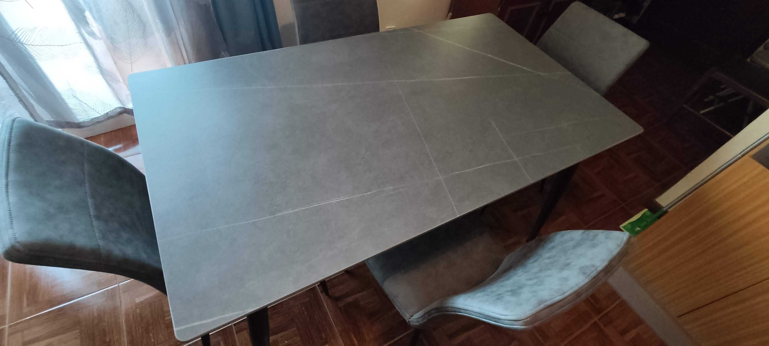Mesa de sala com 4 cadeiras da Hôma como novas