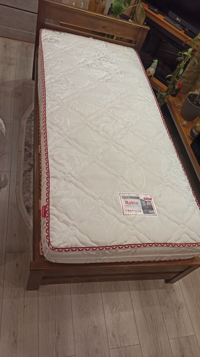 Продам дерев'яне ліжко з ортопедичним двостороннім матрацом.