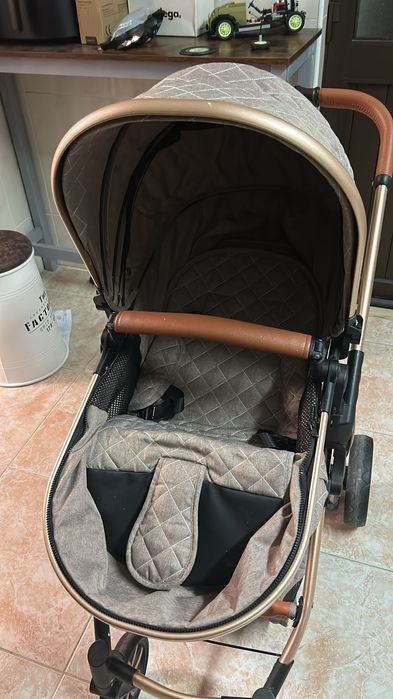 Carrinho de bebê e ovinho e sacola de maternidade