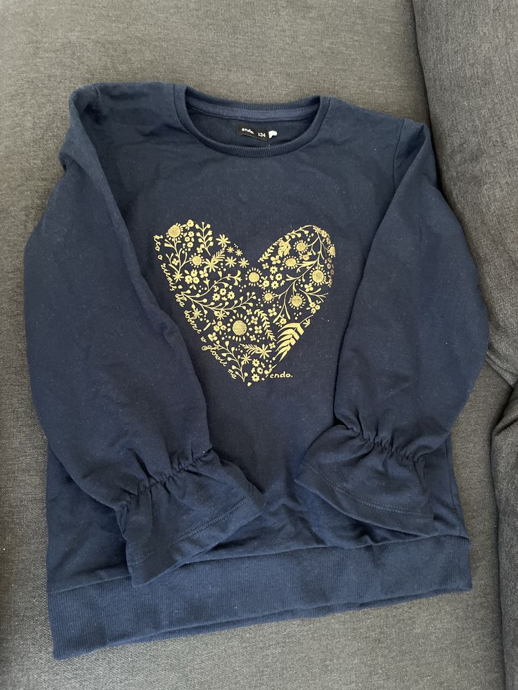 Bluza granatowa z ozdobnymi rekawami z sercem
