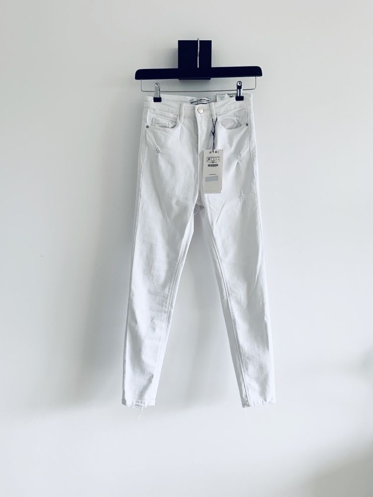 Spodnie jeansy białe basic wysoki stan nowe rurki stradivarius